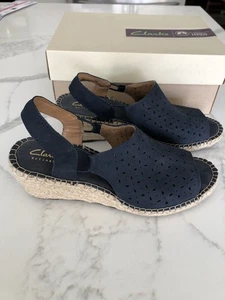 Clarks Artisan Espadrille Keilsandale Damen 9M marineblau Leder Petrina Gail - Bild 1 von 7