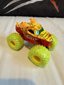 Monster Jam Zombie Invasion Monster Mutt 1:64 Scale - Picture 1 of 1