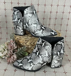 SEYCHELLES “Chaparral” Snakeskin Embossed Leather Almond Toe Ankle Boots Sz 8 - Picture 1 of 7