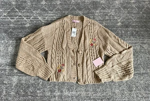 Crave Fame Damen L Strickjacke Pullover hellbraun Zopfmuster bestickt Blumen Neu mit Etikett P4 - Bild 1 von 11