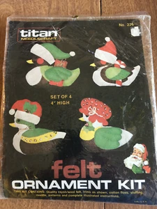 Titan Needlecraft #226 Enten in Hüten Filz Weihnachtsschmuck Kit ergibt 4 - Bild 1 von 2