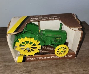 Ertl John Deere 1935 1/16 Model BR Tractor #5586 With Box - Picture 1 of 14