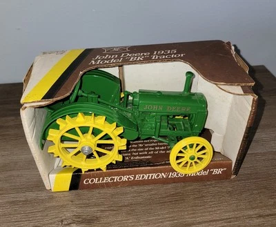 Ertl John Deere 1935 1/16 Model BR Tractor #5586 With Box - Image 1 of 4