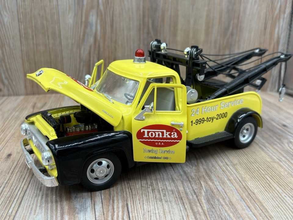TONKA 1953 FORD F-100 TOW TRUCK    GEARBOX COLLECTIBLE   1:24 SCALE COIN BANK - Image 1 of 4