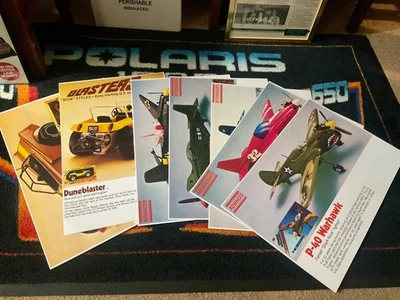 🏁 Poster COX AIRPLANE DUNE BUGGY anni '70 lotto di 7 giocattoli vintage alimentati a gas STUKA - Immagine 1 di 4