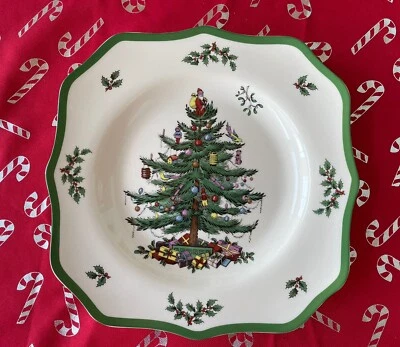 Spode Christmas Tree 10.5 Inch Scalloped Dinner Plate, Stoneware Serveware - Image 1 of 4