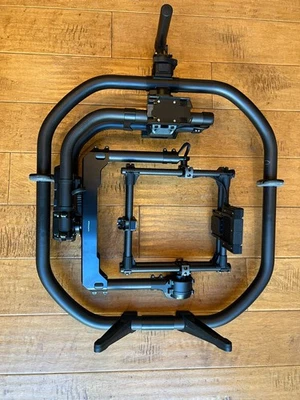 Paquete de cardán portátil Freefly MoVI Pro con estuche Jason, baterías adicionales, imitador Foto 1 de 4