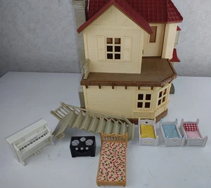 Casa delle bambole epoca Calico Critter tetto rosso famiglia Sylvanian con alcuni mobili COSÌ COM'È - Foto 1 di 13
