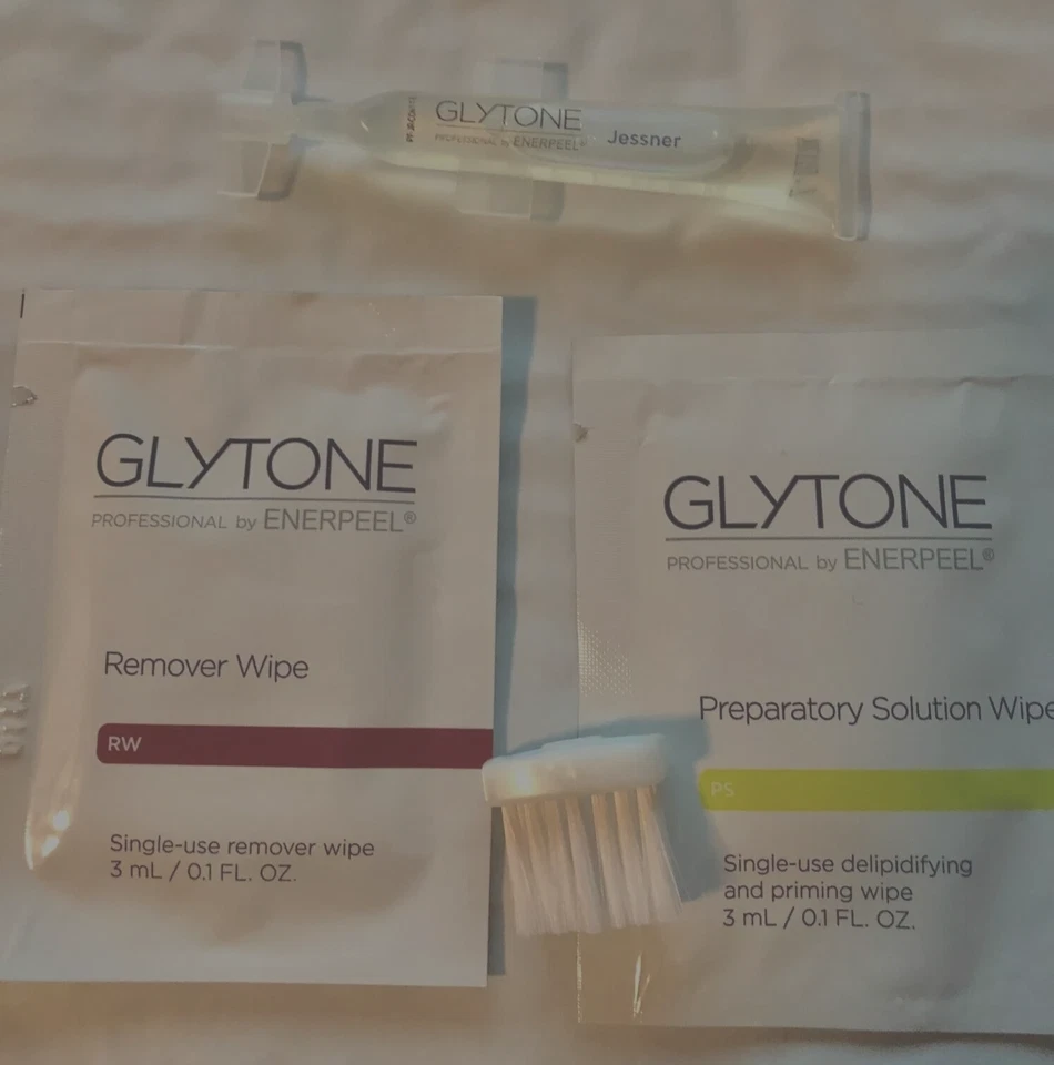 Glytone Jessner Bright + Clear applicator & Prep/post pad - Image 1 of 2