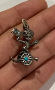 Ciondolo Turchese Vintage Anni '50 Cyvra Argento Sterling 925 Batterista Ragazzo Bandiera Turchese E42 - Foto 1 di 3