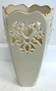 Vaso Lenox Cina Eterni Cuori Traforati Filigrana Avorio Bordo Oro 24 Kt - Foto 1 di 4
