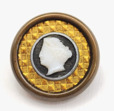 Antigua joya victoriana botón cabeza de vidrio blanco con borde de latón texturizado Foto 1 de 4