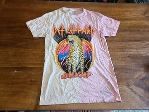 Def Leppard T-Shirt Gr. M Rock Retro hellbraun rosa Batik Shirt Band Tee - Bild 1 von 10