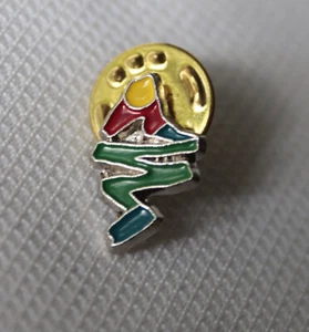 Pin, Motiv unbekannt, Berg, See, Sonne, Sammlungsauflösung, gebraucht  - Bild 1 von 2