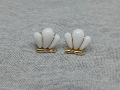 Aretes perforados minimalistas tono dorado concha marina esmalte blanco Avon de colección .5" Foto 1 de 4