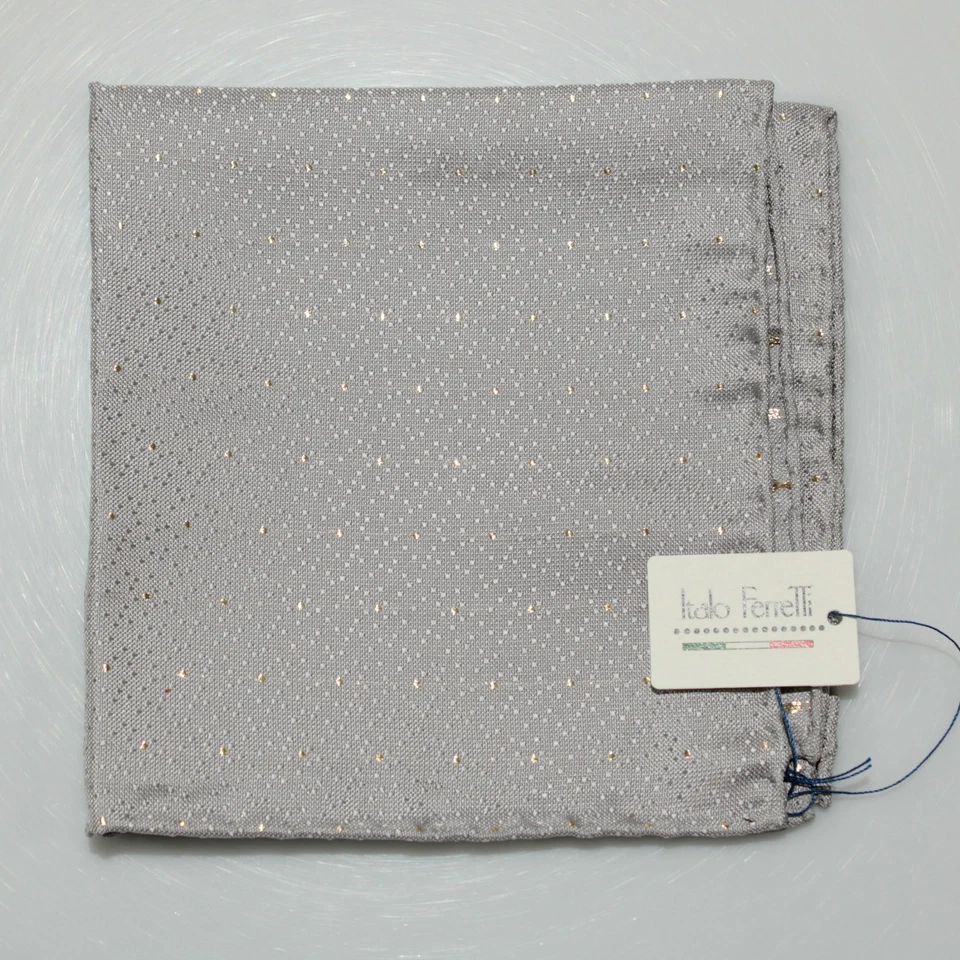 Cuadrado de bolsillo Italo Ferretti nuevo con etiquetas de una sola cara en plata con lana/seda dorada de 24 quilates Foto 1 de 4