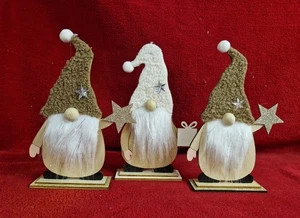 Dekofiguren 3 Wichtel mit Stern und Geschenk, H 22cm, B 15cm, Holz, Weihnachten. - Bild 1 von 4