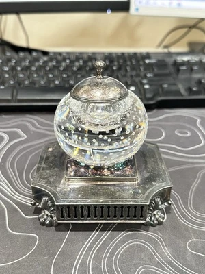 Tintero antiguo con patas de metal chapado en plata y vidrio de punto de pareja C. 1870 Foto 1 de 4