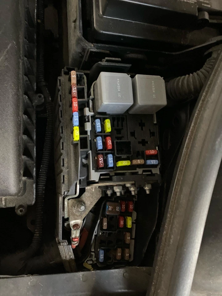 Engine Fuse Box VOLVO S60 14 15 16 17 18 - Imagem 1 de 4