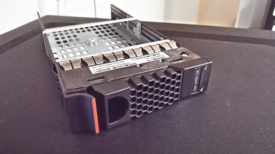 {IBM} [XIV-GEN3-114] LFF HDD Caddy {95310-06} with Screws - Image 1 of 4