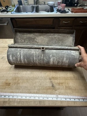 ✨ Antiguo cilindro redondo de tubo de buzón rural galvanizado (C M Gett 1904?) Chicago Foto 1 de 4