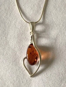 "Exquisito colgante modernista de forma libre ámbar y SS 925 con collar de cadena de serpiente de 18""" - Imagen 1 de 7