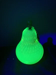 Uranium Glass Vaseline Murano Pear With Controlled Bubbles Mint - Picture 1 of 9