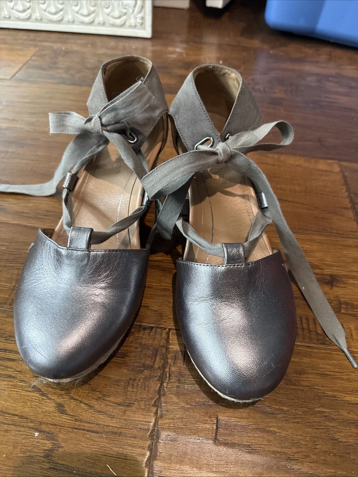 Zapatos de cuña Vionic Kaitlyn plateados metálicos, talla 9,5 con envoltura al tobillo usados buenos Foto 1 de 4