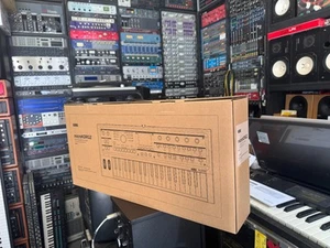 Korg MicroKorg 2 Synth & Vocoder micro 37 MINI TASTIERA MK2 in scatola BRACCIA - Foto 1 di 3