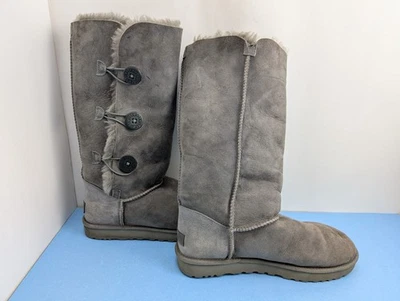UGG Bailey Button Triplet Winterstiefel Damen Größe 11 EUR 42 grau Wildleder Lammfell - Bild 1 von 4