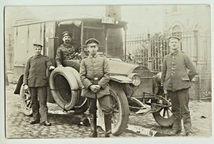 Soldados frente a un coche ambulancia - Foto postal real, Alemania, 1916 - Imagen 1 de 2