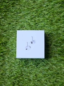 Genuine 2022 Apple AirPods Pro (2nd Generation) with MagSafe Charging Case - Picture 1 of 7