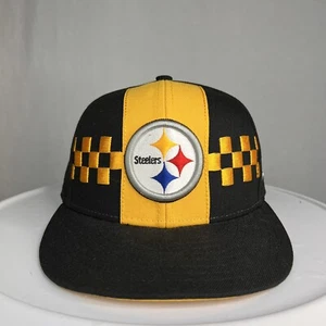 Cappello Pittsburgh Steelers NewEra 59Fifty aderente taglia 7 1/8 NFL 100 anni anniversario - Foto 1 di 10