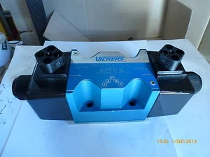 Vickers DG4V-5-33C-M-U-A6-20 616947 Solenoid Control Valve - 110VAC 50Hz Unused - Foto 1 di 4