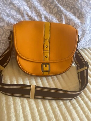 Bandolera Coach Hitch con Trompe L'oeil Foto 1 de 4