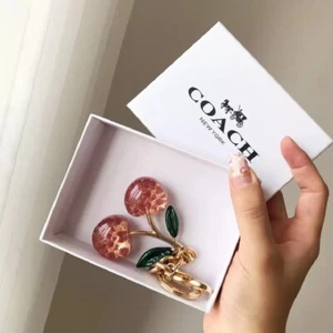 ™Coach Brillo Cereza Bolso Dije Llavero Resina Y Metal Latón/Rosa Manzana🎀 - Imagen 1 de 5