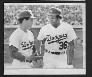 1972 Press Photo, Frank Robinson & Maury Wills Los Angeles Dodgers - Foto 1 di 2