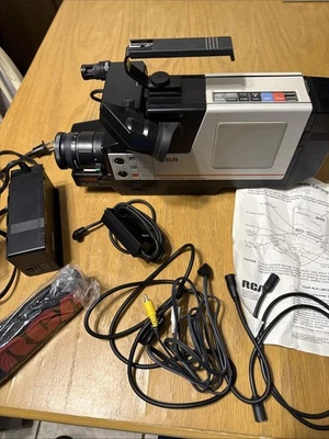 Vintage Retro RCA CMR300 Pro Wonder VHS Camcorder With Case & Accessories (READ) - Image 1 of 4