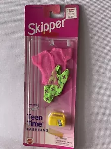 Barbie Skipper Teen Time Fashions nuovo con scatola costume da bagno verde maglia rosa top Mattel 1996 - Foto 1 di 4