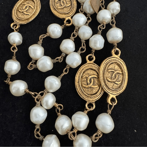 Collana doppio filo medaglione CHANEL perle CC