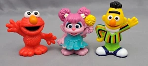 Hasbro Konvolut 3 Sesamstraßenspielzeug Abby Elmo Bert - Bild 1 von 9