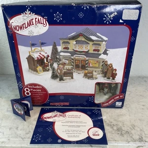 Snowflake Falls beleuchteter Gemischtwarenladen 8-teiliges Feriendorf Set Weihnachten 2002 - Bild 1 von 24