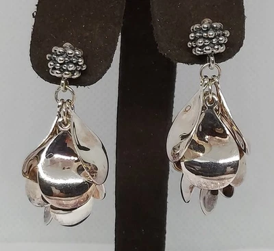 Pendientes colgantes MICHAEL DAWKINS de plata de ley de oro de 14 quilates con pétalos de flores Foto 1 de 4