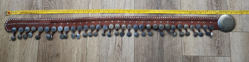 Cinturón de cuero vintage con monedas hecho a medida para mujer Foto 1 de 4