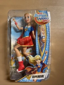 Muñeca de acción DC Super Hero Girls Supergirl con capa 2015 Mattel DLT63 - Imagen 1 de 9