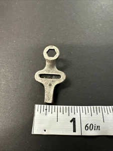 Vintage Skate Metall Schlüssel Anstecknadel - Bild 1 von 3