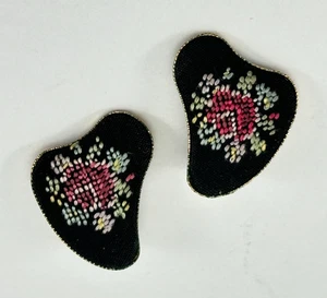 Clip On Earrings Handmade Petit Point Embroidery Black and Red Rose Floral Vtg - Bild 1 von 5