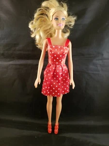 Abito rosso BARBIE CAPELLI BIONDI OCCHI BLU 1998 TESTA 2009 SCHIENA MATTEL 11,5 POLLICI - Foto 1 di 5