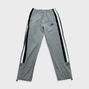 Pantalones deportivos Nike para hombre 2XL gris Swoosh cinta lateral ajuste estándar atlético - Imagen 1 de 10