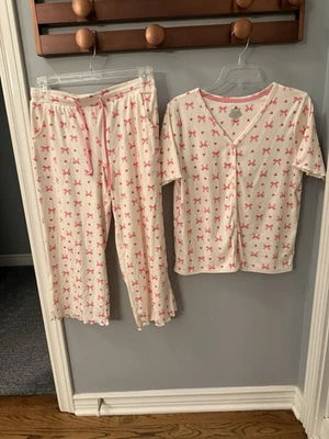 Cuddl Duds Women’s Short Sleeve Crop Pant PJ Set Size Medium, White/Pink - Image 1 of 4